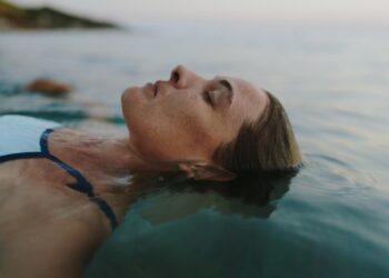 All the Benefits of Bathing in Salt: Thalassotherapy Explained