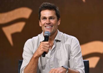Tom Brady takes ‘little’ jab at Giants QB Jones at Fanatics Fest