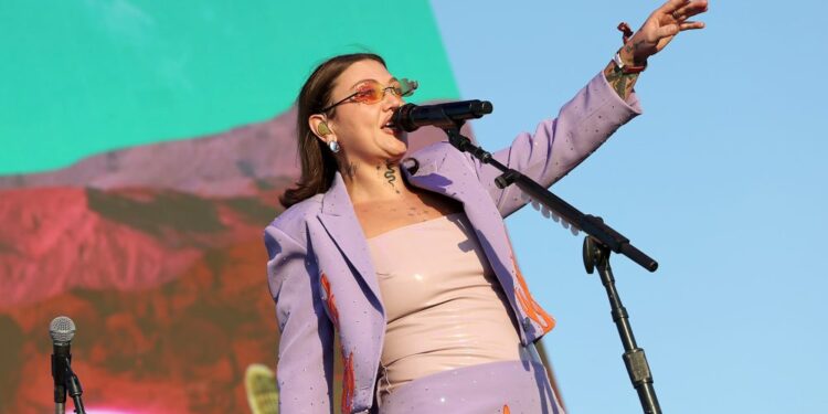 Elle King Describes Finding a ‘Silver Lining’ After Drunk Opry Show