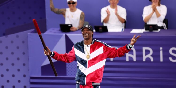 Snoop Dogg Performs at Olympics Closing Ceremony With Dr. Dre