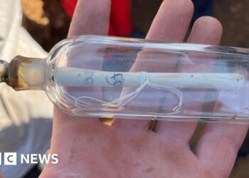 French dig team gets 200-year-old note from archaeologist