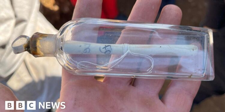 French dig team gets 200-year-old note from archaeologist