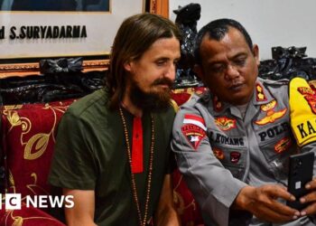 New Zealand pilot Philip Mehrtens freed by Papua rebels