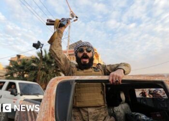 Thousands flee Syrian city Homs as rebels advance further