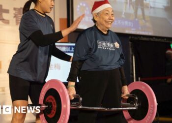 90-year-old with Parkinson’s enters weightlifting contest