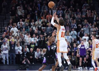Trae Young hits 50-foot buzzer-beater to lift Hawks over Jazz