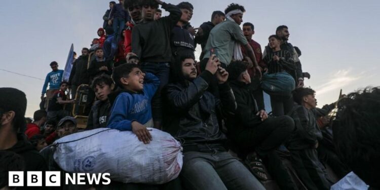 Huge crowds await return to north Gaza after delays