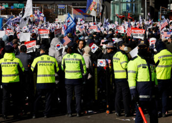 South Korean investigators abandon attempt to arrest president | Politics