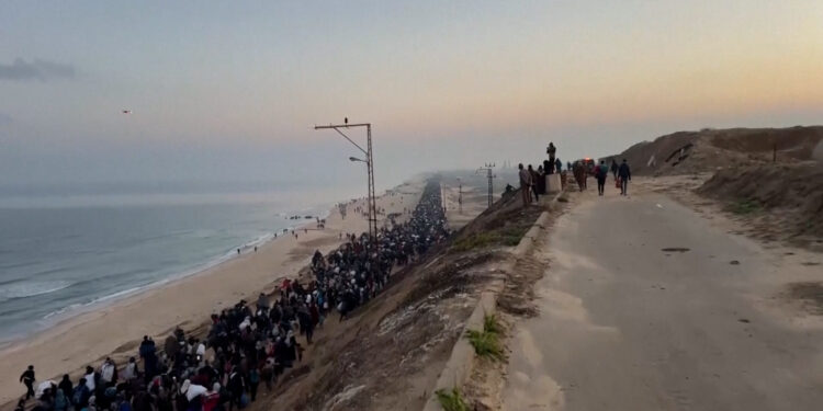 Video: Thousands of Palestinians pack road on return to north Gaza