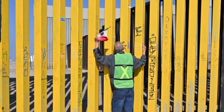 Mexico Provides Economic Support to Migrants After the Trump Administration Closes the CBP One App