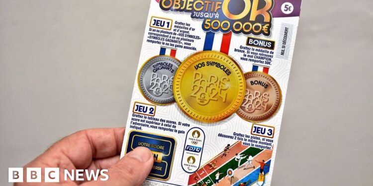 Man offers to split winnings after thieves win jackpot with his credit card