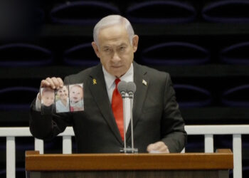 Video: Netanyahu heckled while showing photos of Bibas family | Benjamin Netanyahu