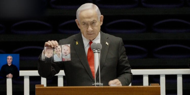 Video: Netanyahu heckled while showing photos of Bibas family | Benjamin Netanyahu