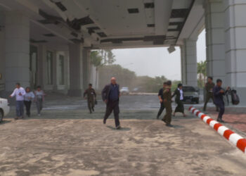 Al Jazeera team captures Myanmar quake moment