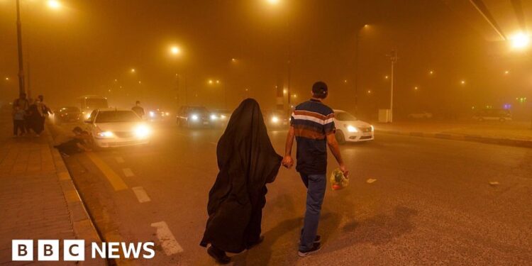 Iraq sandstorm leaves 1,800 with breathing problems