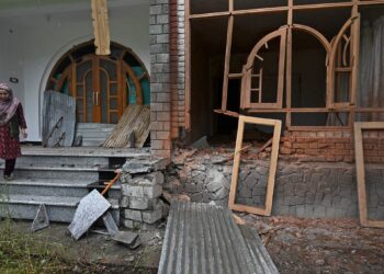 Night of intense bombardment sends people fleeing in Kashmir | India-Pakistan Tensions News