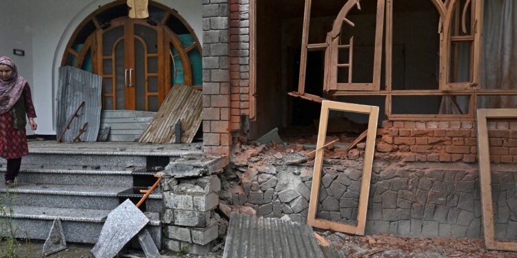 Night of intense bombardment sends people fleeing in Kashmir | India-Pakistan Tensions News