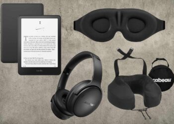 6 Flight Attendant Travel Tips for the Middle Plane Seat