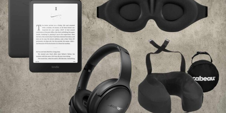 6 Flight Attendant Travel Tips for the Middle Plane Seat