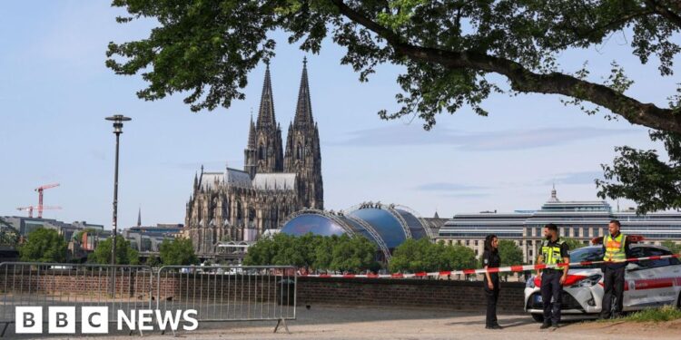 Cologne defuses WW2 bombs after 20,000 evacuated in German city