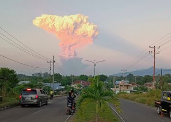 Indonesia’s Mount Lewotobi Laki-laki volcano erupts, alert at highest level | Volcanoes News
