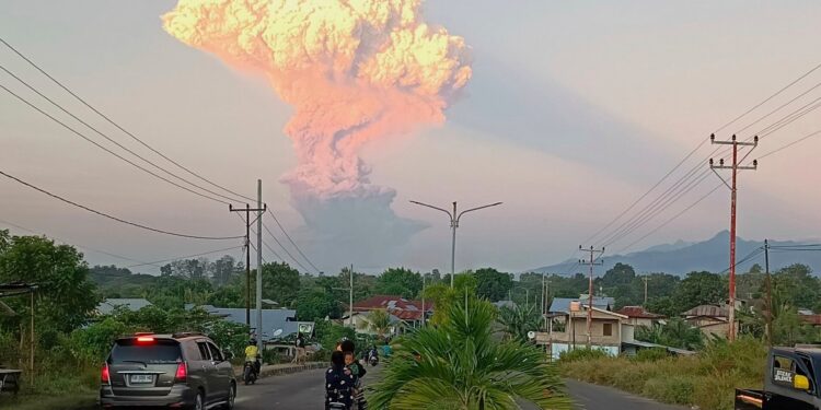Indonesia’s Mount Lewotobi Laki-laki volcano erupts, alert at highest level | Volcanoes News