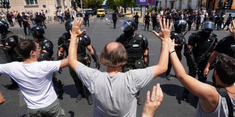 Serbian police remove Belgrade street blockades, more protesters arrested | Protests News