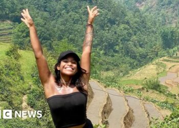 Rescuers search for Brazilian tourist Juliana Marins on Indonesian volcano