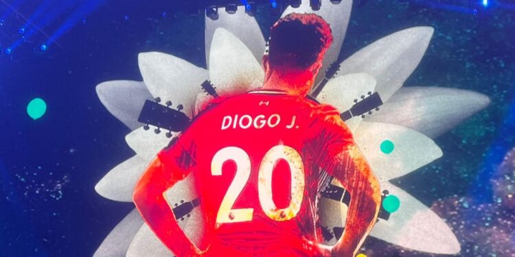 Oasis pays tribute to Diogo Jota during first gig of reunion tour