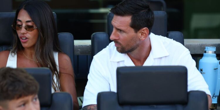 Lionel Messi and wife caught on Coldplay kiss cam