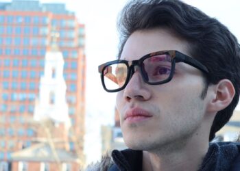 These Transcribing Eyeglasses Put Subtitles on the World