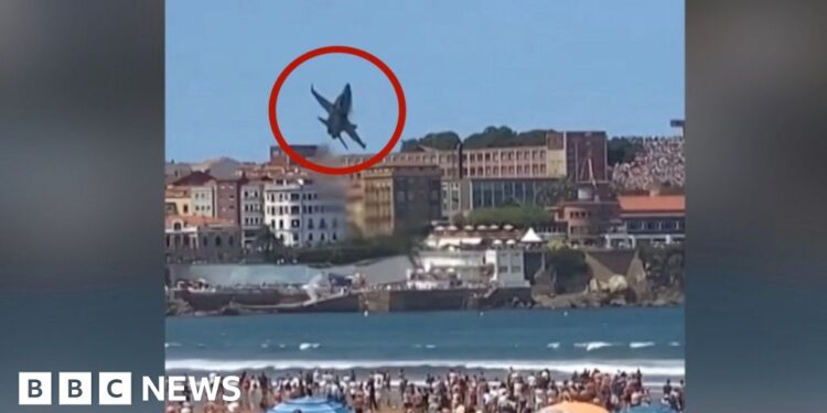 Fighter jet swerves dramatically to avoid birds near packed beach