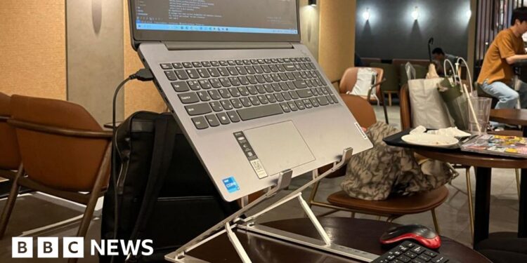 The South Korean cafes grappling with students who don’t leave