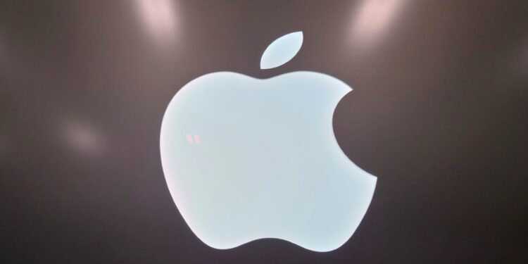 White House says Apple to invest billions in US manufacturing | Business and Economy News