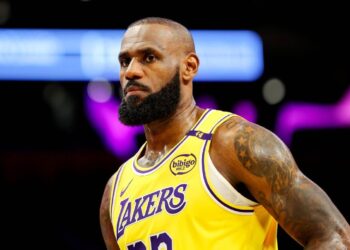 Lakers leave future up to LeBron James, extend coach JJ Redick