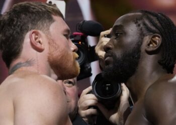 Alvarez, Crawford weigh-in at 167.5lbs before super middleweight fight | Boxing News