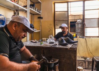 Iraq’s shoemakers revive their ancient craft | Business and Economy