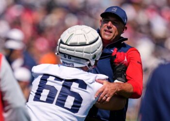 Inside Patriots coach Mike Vrabel’s hands-on coaching style