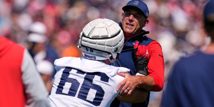Inside Patriots coach Mike Vrabel’s hands-on coaching style