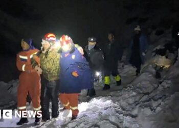 Everest hikers guided to safety after being stranded by blizzard
