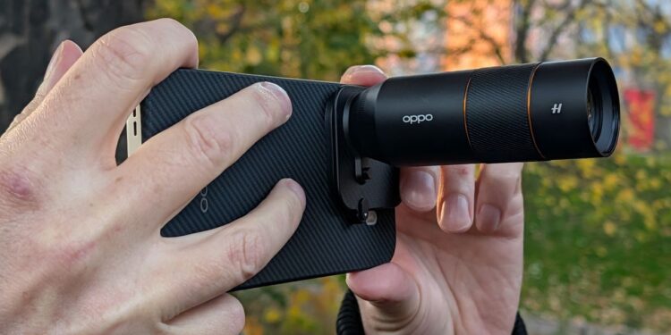 The Oppo Find X9 Pro Has a Crazy-Long Detachable Zoom Lens