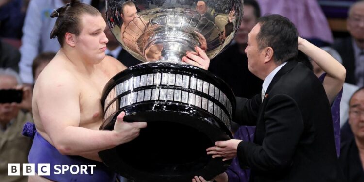 Aonishiki: Ukraine sumo prodigy becomes champion in Japan