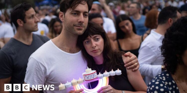 Minute’s silence held to remember Bondi Beach attack victims