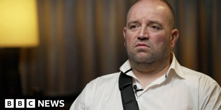 Bondi hero recounts moment he tackled gunman during shooting