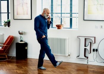 How to Set Up a Smartphone for Elderly Loved Ones