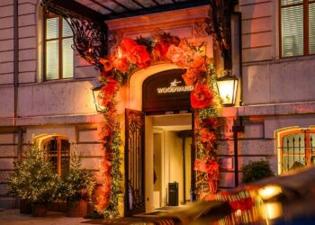 This Luxury Hotel Is Serving Pomellato Jewelry-inspired Afternoon Tea for the Holidays