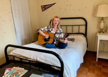 How You Can Sleep in Elvis’ and Dolly Parton’s Bedrooms