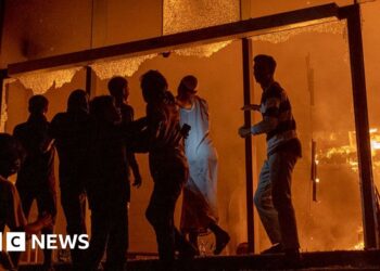 Bangladesh newspaper staff ‘gasping for air’ as offices set ablaze