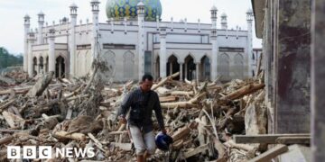 Death toll passes 900 after devastating Indonesia floods