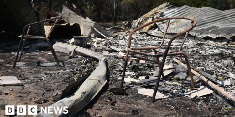 One dead and 300 buildings destroyed in Australia bushfires